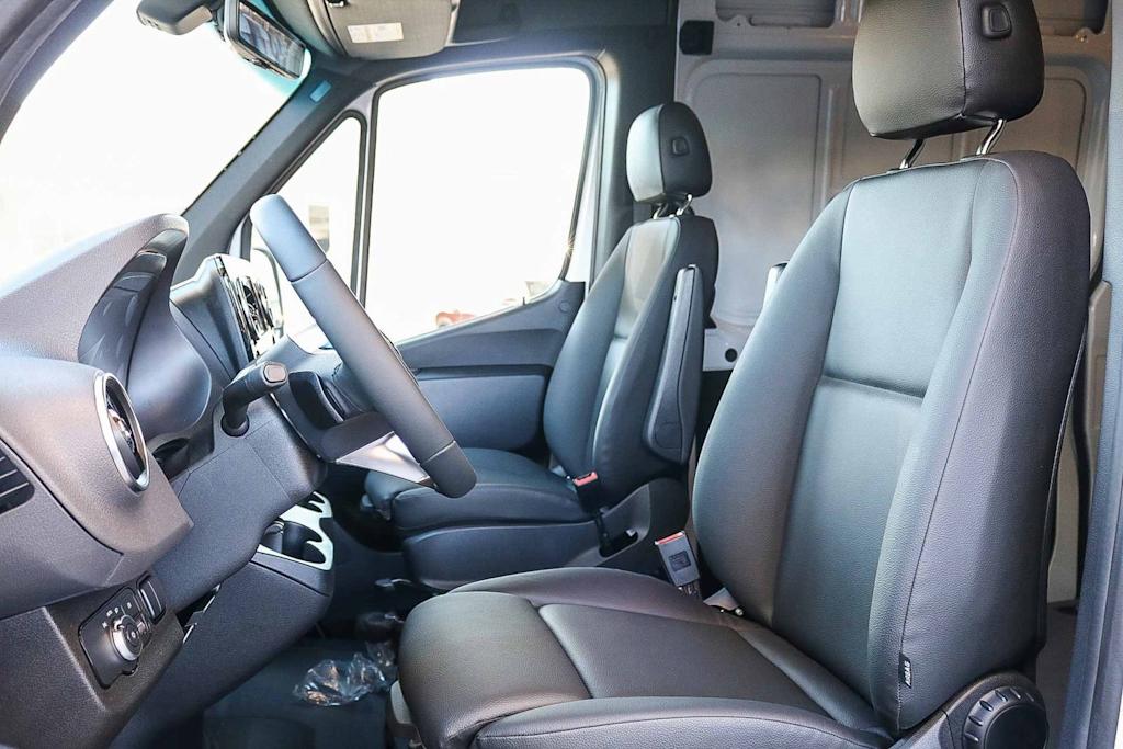 Thumbnail: 2025 Mercedes-Benz Sprinter - 11