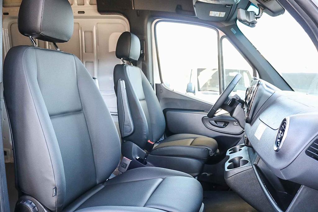 Thumbnail: 2025 Mercedes-Benz Sprinter - 10