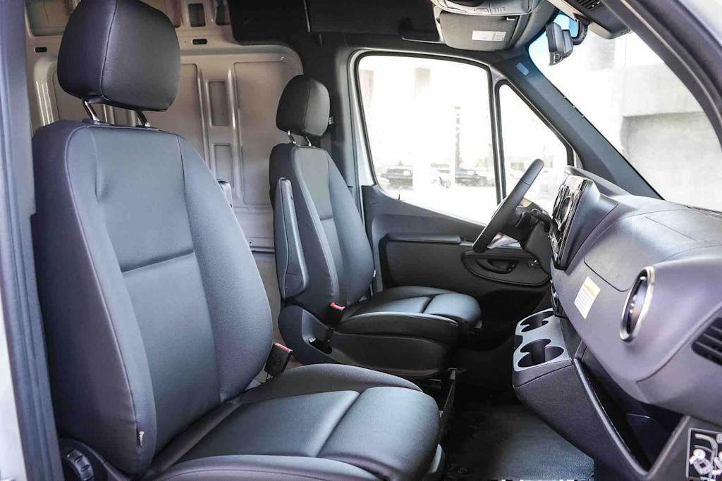 Thumbnail: 2026 Mercedes-Benz Sprinter - 9