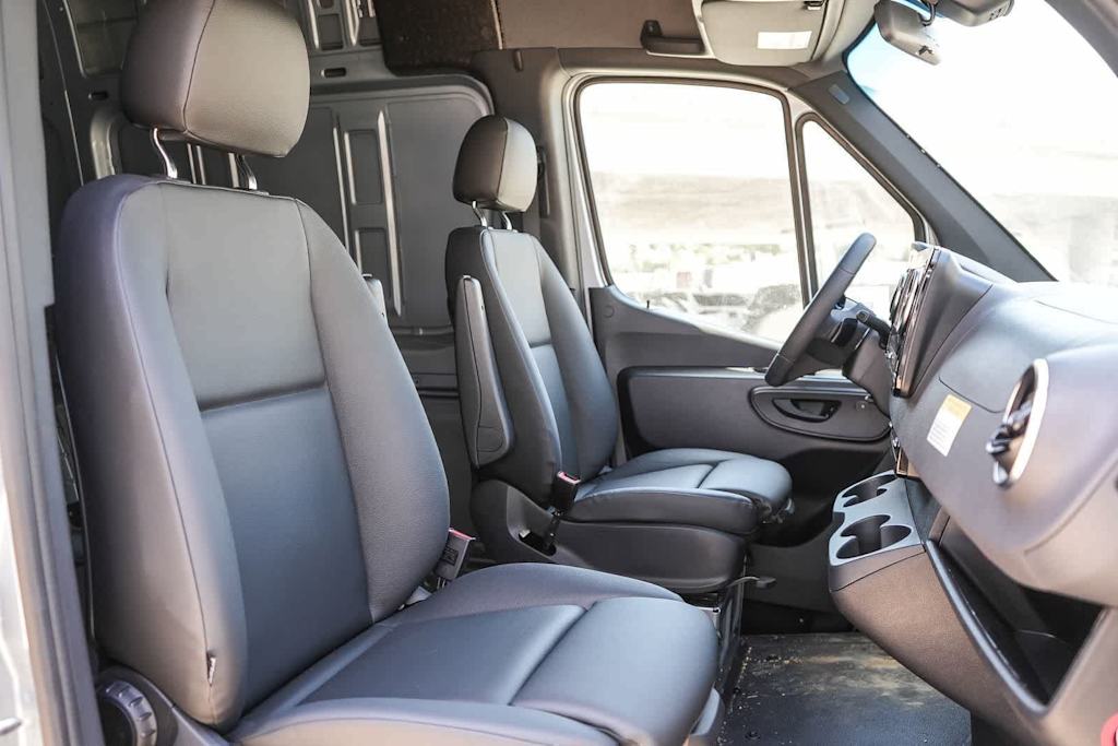 Thumbnail: 2025 Mercedes-Benz Sprinter - 9