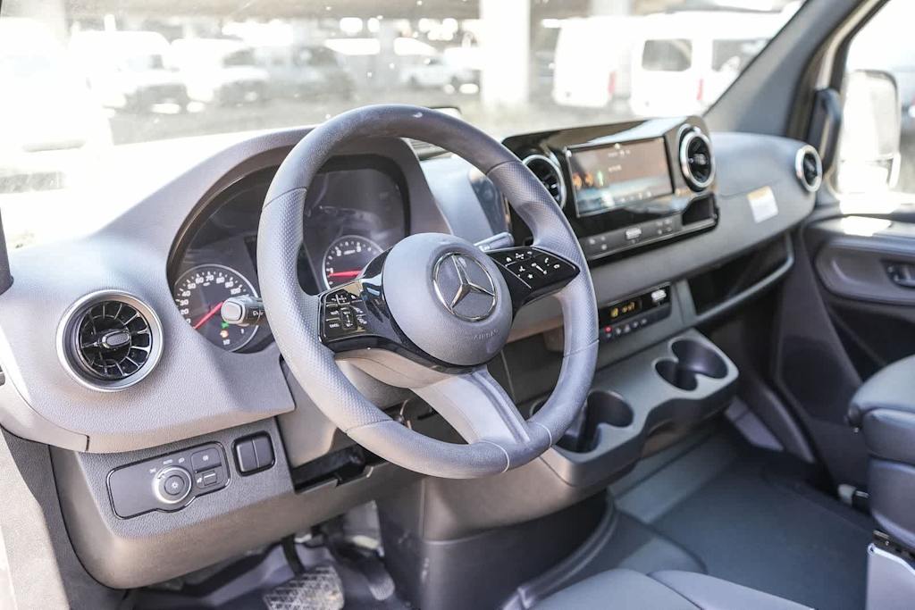 Thumbnail: 2025 Mercedes-Benz Sprinter - 2