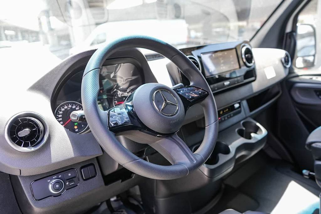 Thumbnail: 2025 Mercedes-Benz Sprinter - 2