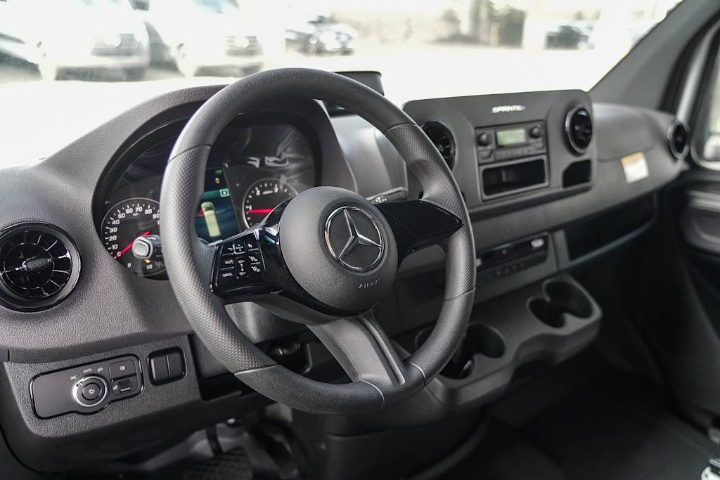 Thumbnail: 2025 Mercedes-Benz Sprinter - 9