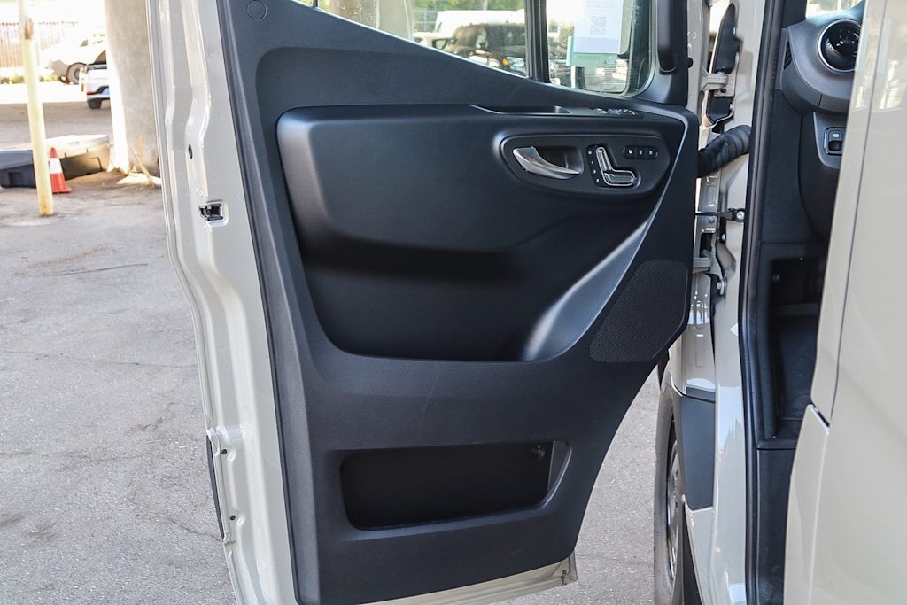 Thumbnail: 2024 Mercedes-Benz eSprinter - 23