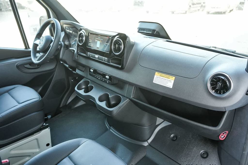 Thumbnail: 2025 Mercedes-Benz eSprinter - 8