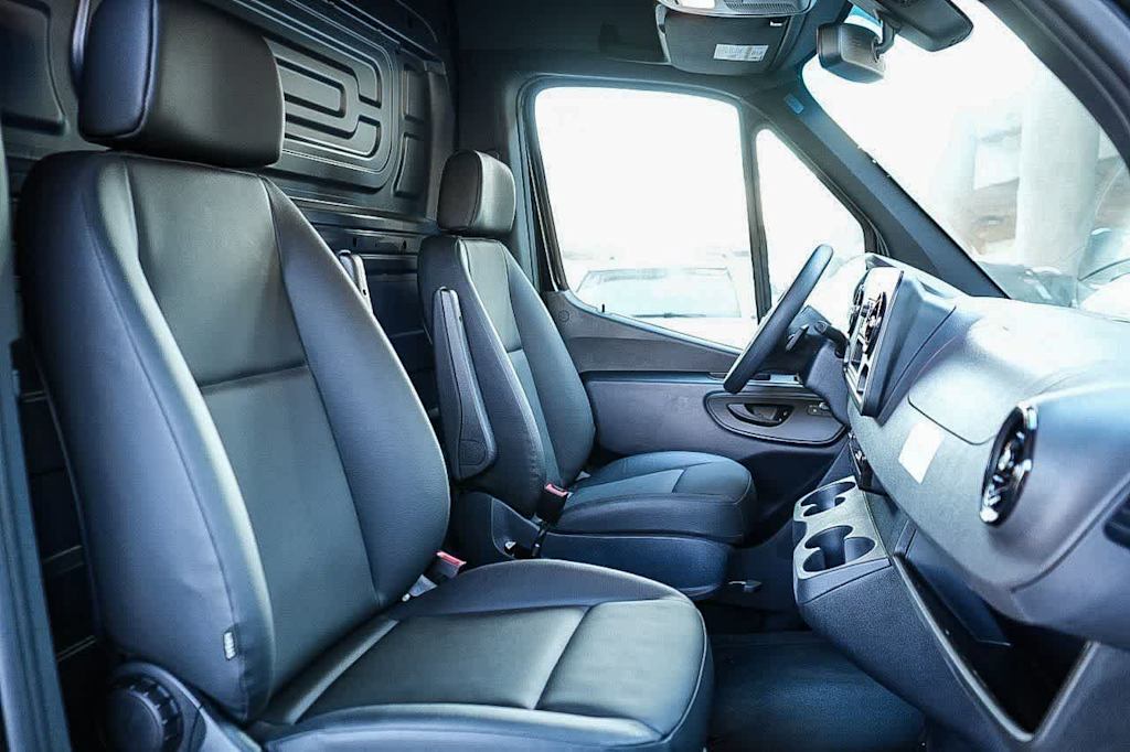 Thumbnail: 2024 Mercedes-Benz Sprinter - 9