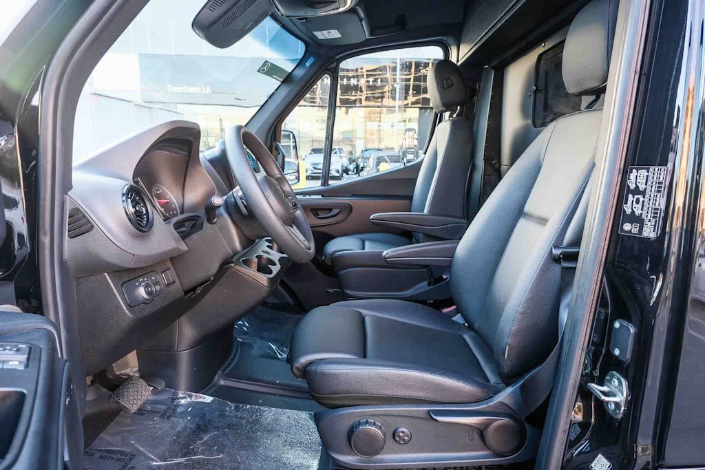 Thumbnail: 2024 Mercedes-Benz Sprinter - 11