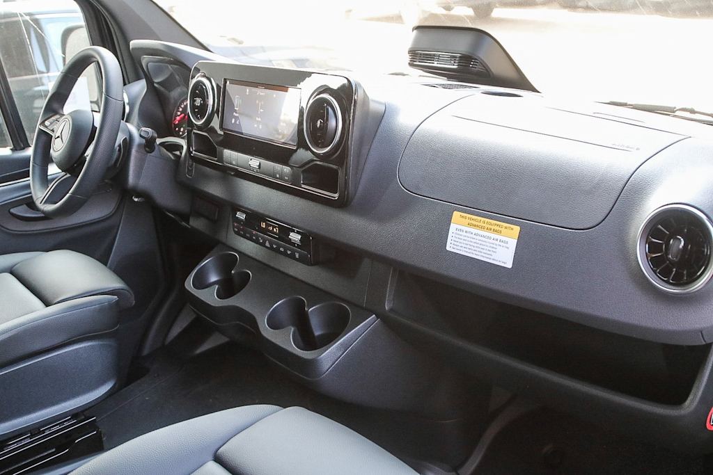 Thumbnail: 2025 Mercedes-Benz Sprinter - 9