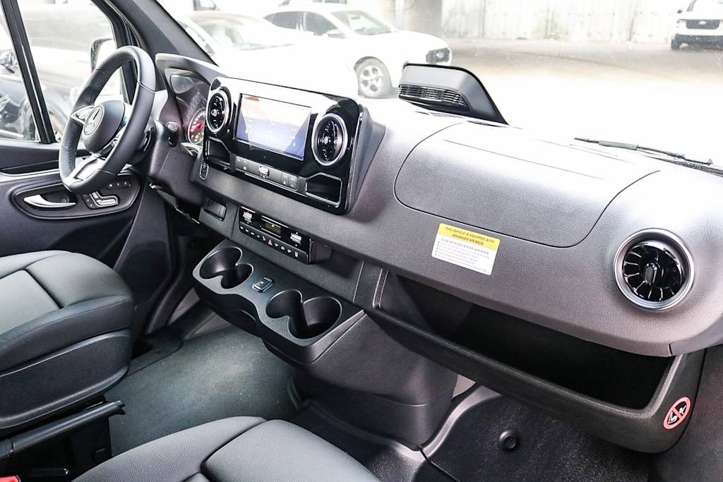 Thumbnail: 2025 Mercedes-Benz Sprinter - 9