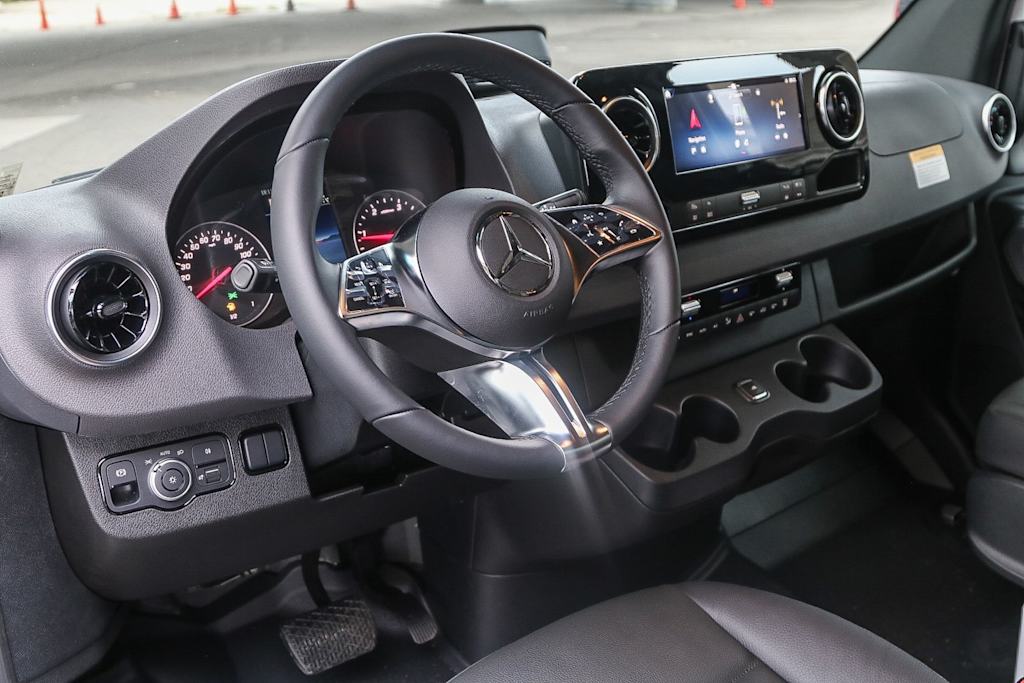 Thumbnail: 2025 Mercedes-Benz Sprinter - 2