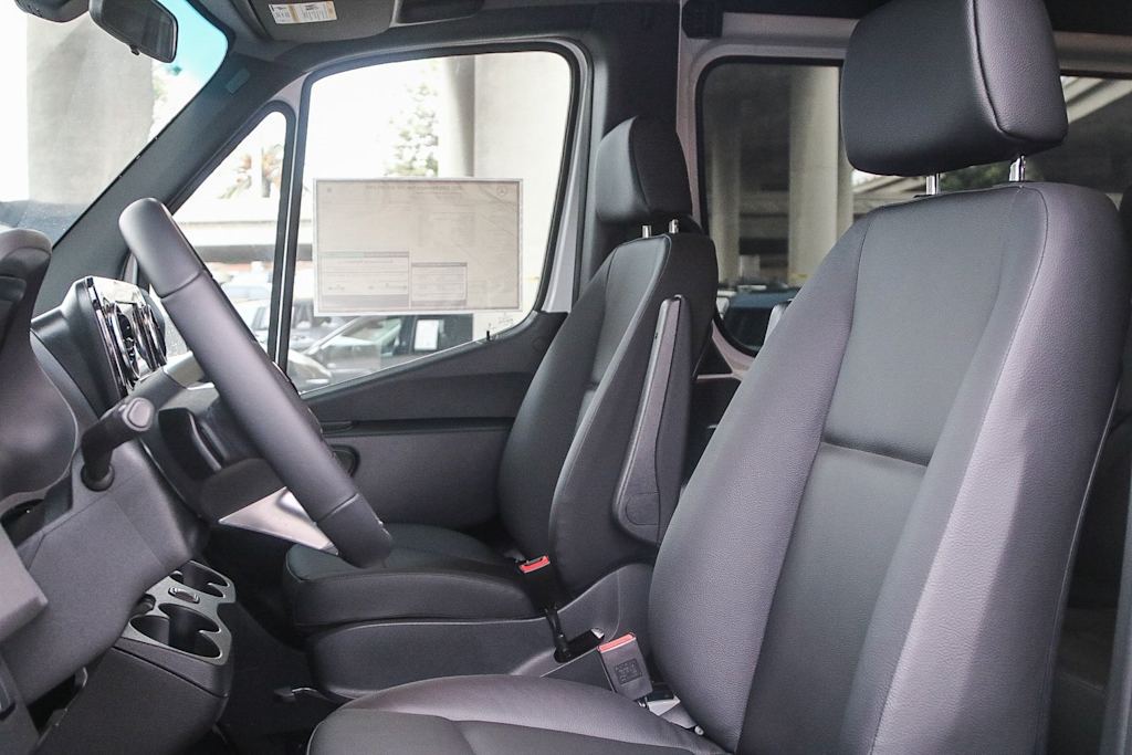 Thumbnail: 2025 Mercedes-Benz Sprinter - 11