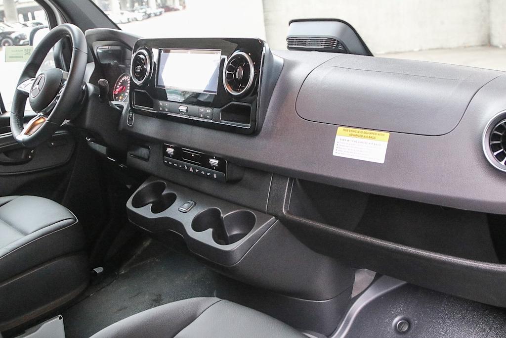 Thumbnail: 2025 Mercedes-Benz Sprinter - 9