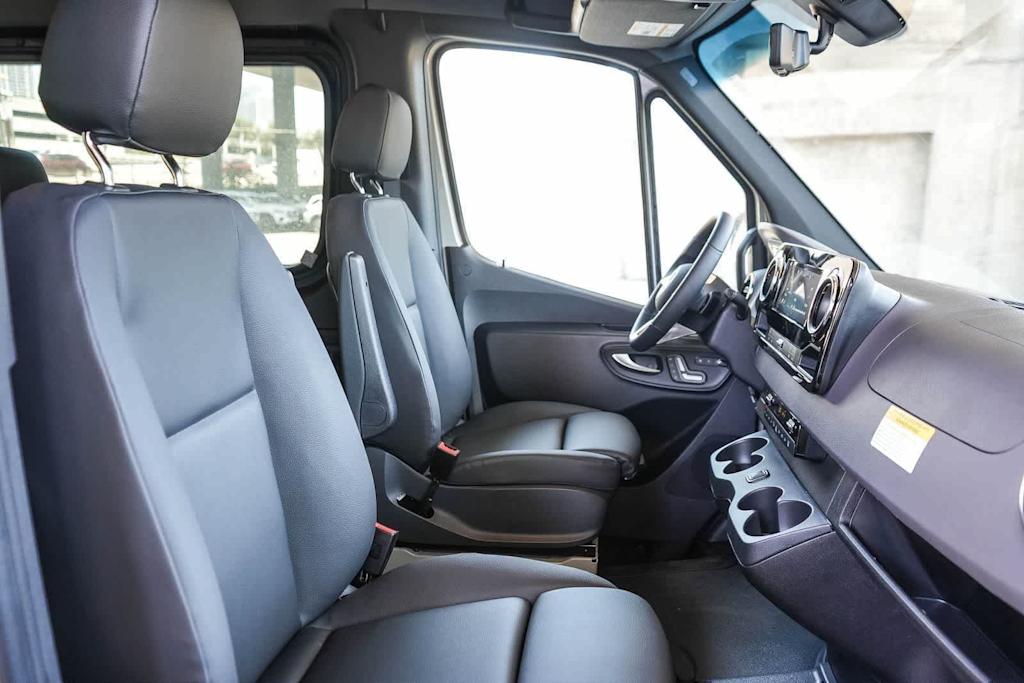 Thumbnail: 2026 Mercedes-Benz Sprinter - 8