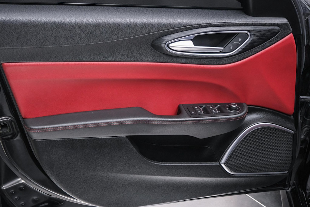Thumbnail: 2018 Alfa Romeo Giulia - 19