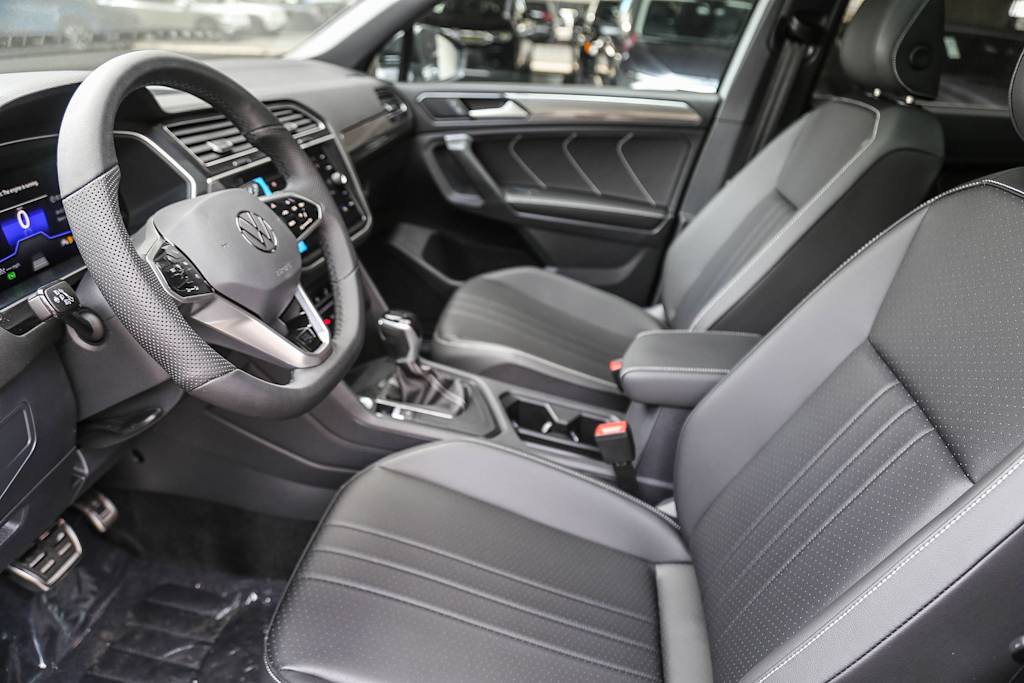 2024 Volkswagen Tiguan SE R-Line Black 9