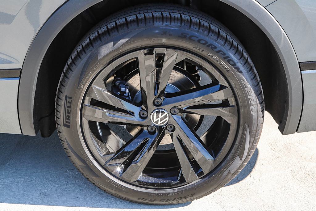 2024 Volkswagen Tiguan SE R-Line Black 5