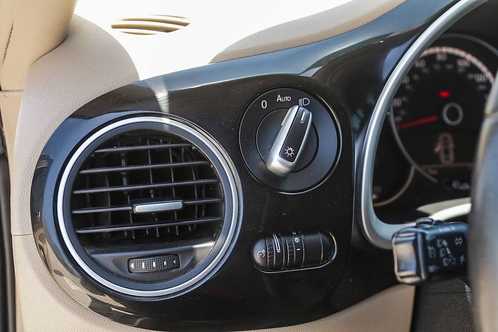 Thumbnail: 2016 Volkswagen Beetle - 25