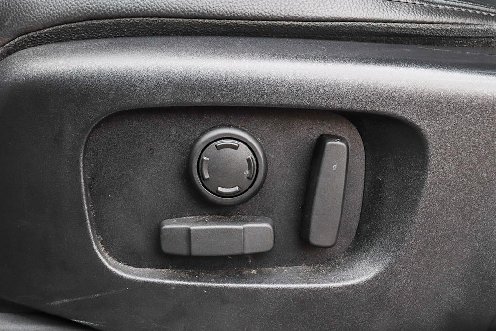 Thumbnail: 2020 Land Rover Discovery Sport - 25