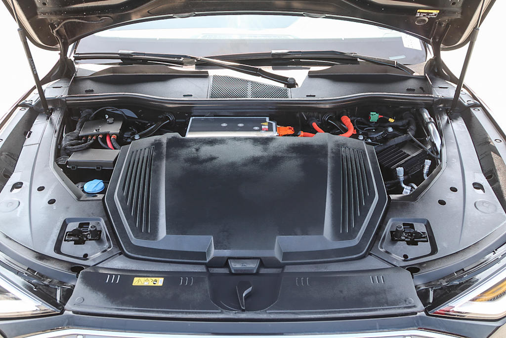 Thumbnail: 2022 Audi e-tron - 8