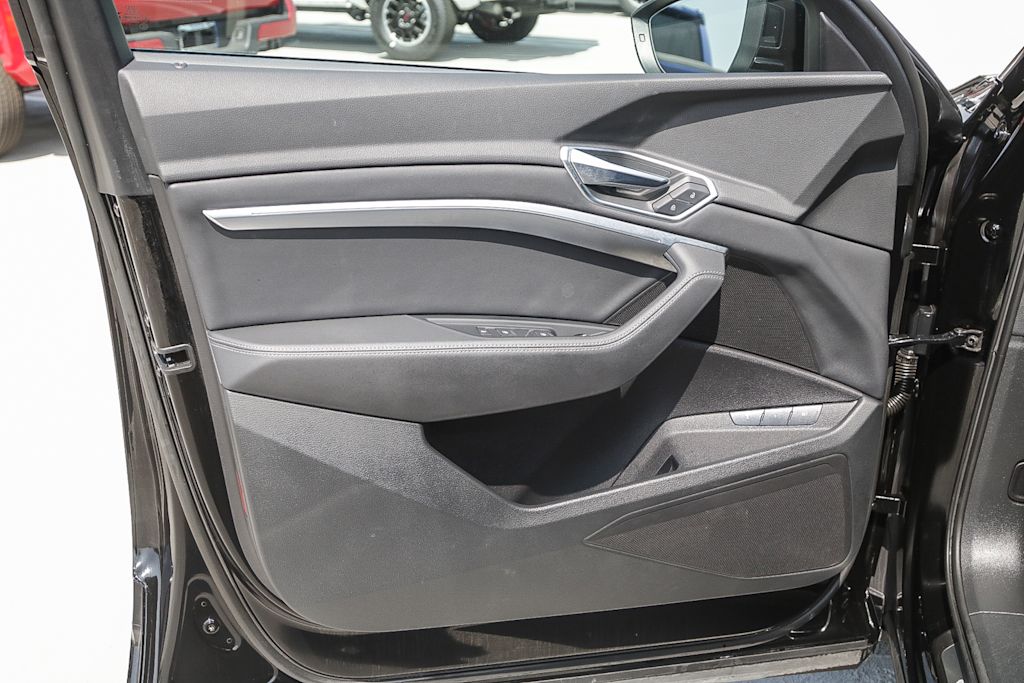 Thumbnail: 2022 Audi e-tron - 27