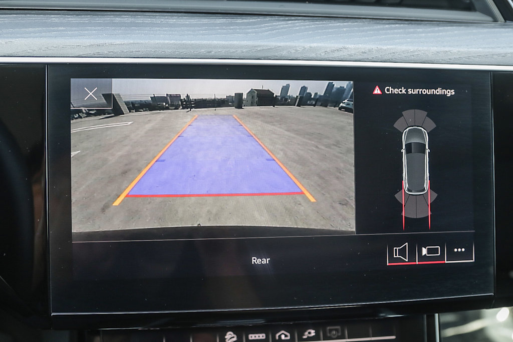 Thumbnail: 2022 Audi e-tron - 29