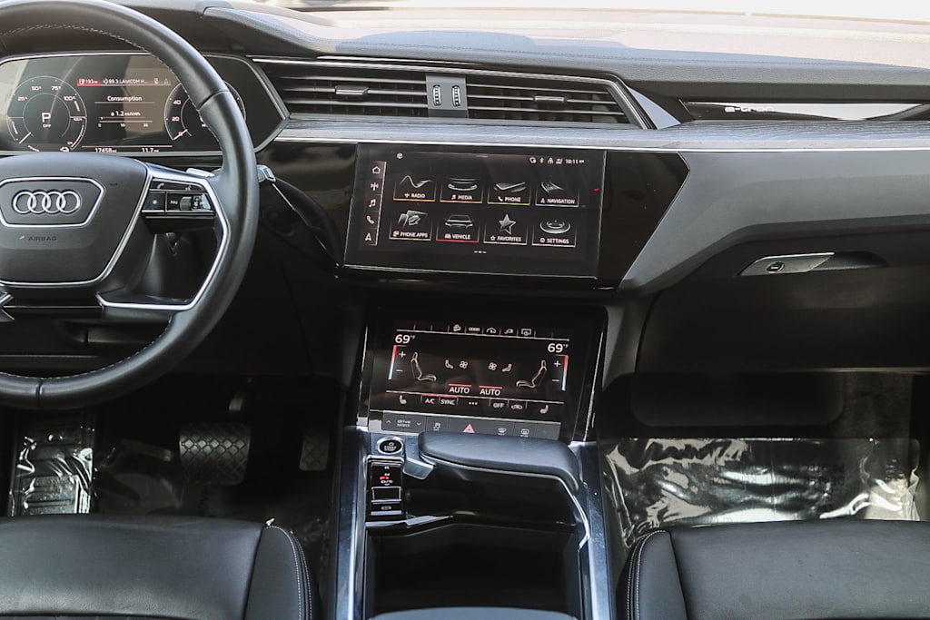 Thumbnail: 2022 Audi e-tron - 9