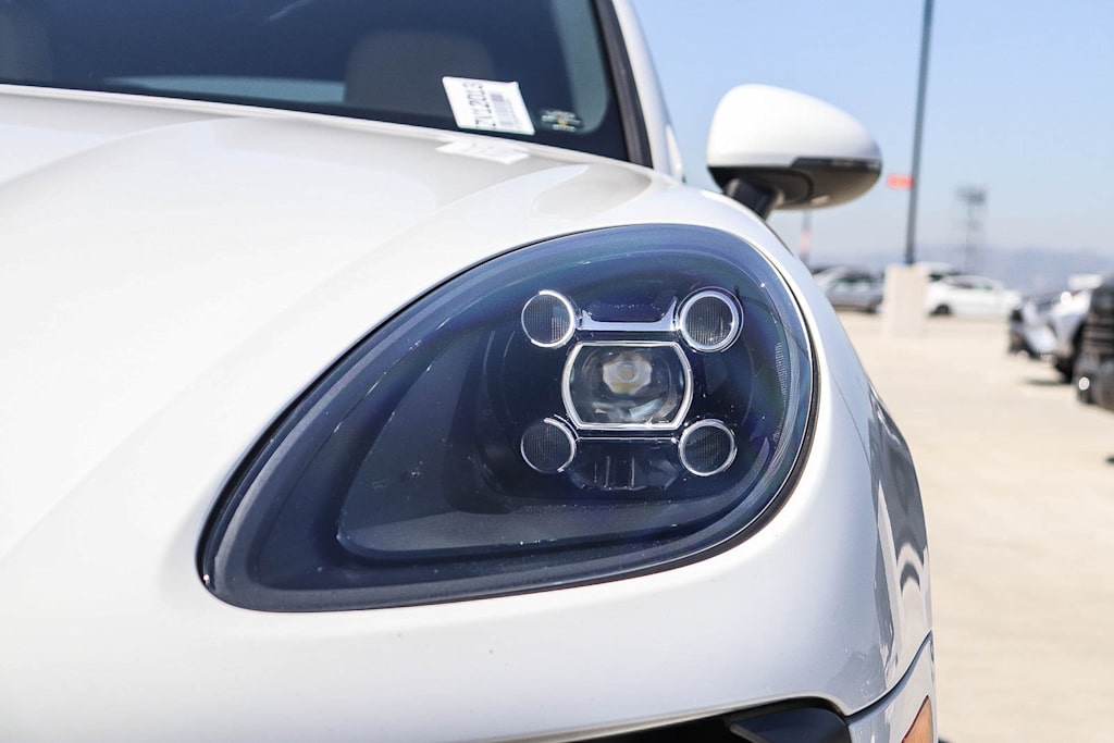 Thumbnail: 2021 Porsche Macan - 19