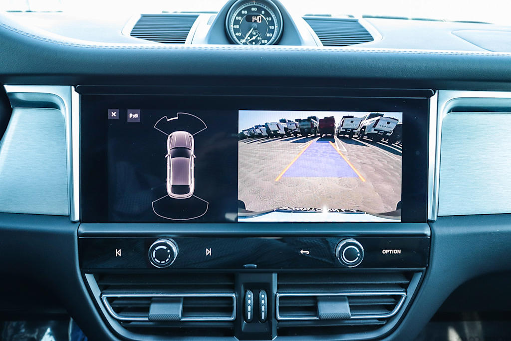 Thumbnail: 2023 Porsche Macan - 27