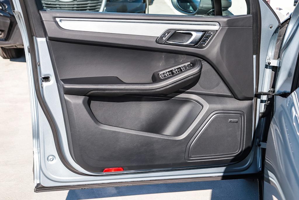 Thumbnail: 2023 Porsche Macan - 25