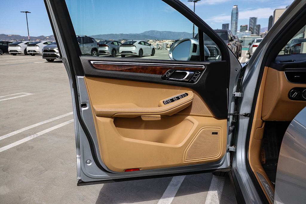 Thumbnail: 2017 Porsche Macan - 26