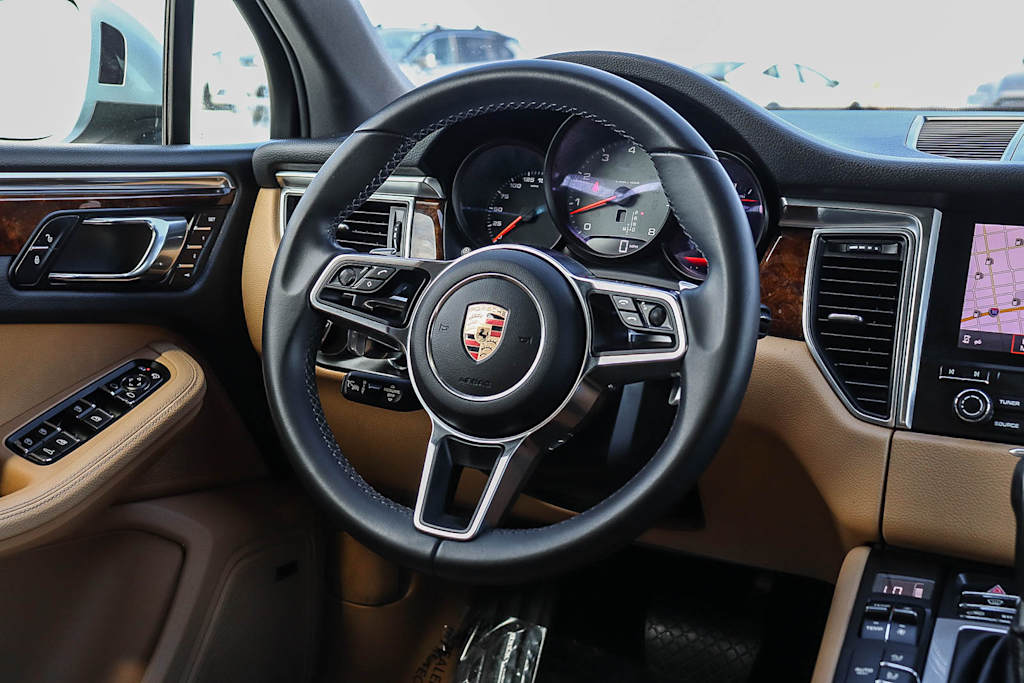 Thumbnail: 2017 Porsche Macan - 13