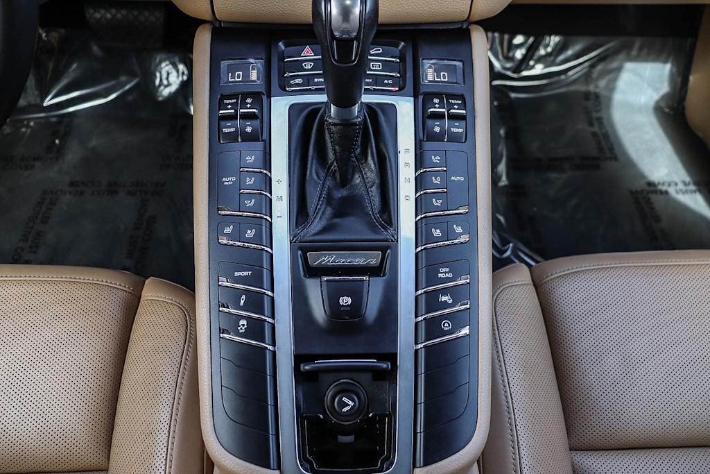 Thumbnail: 2017 Porsche Macan - 15