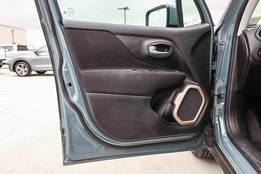 Thumbnail: 2016 Jeep Renegade - 21