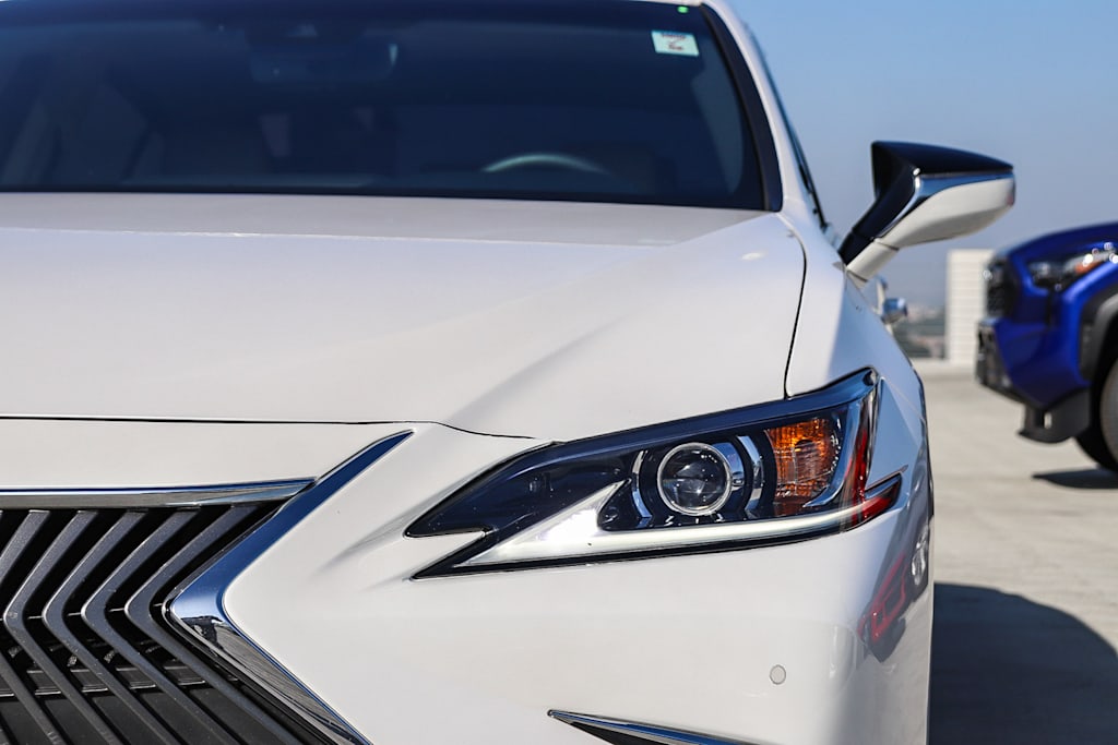 Thumbnail: 2021 Lexus ES - 21