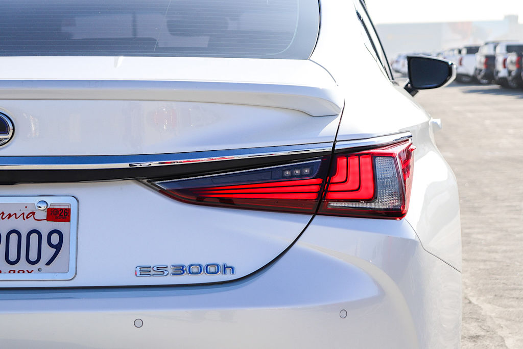 Thumbnail: 2021 Lexus ES - 23