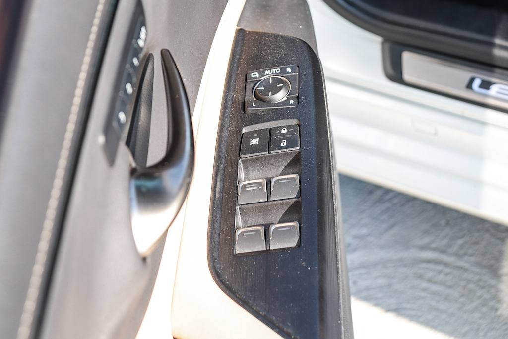 Thumbnail: 2021 Lexus ES - 31