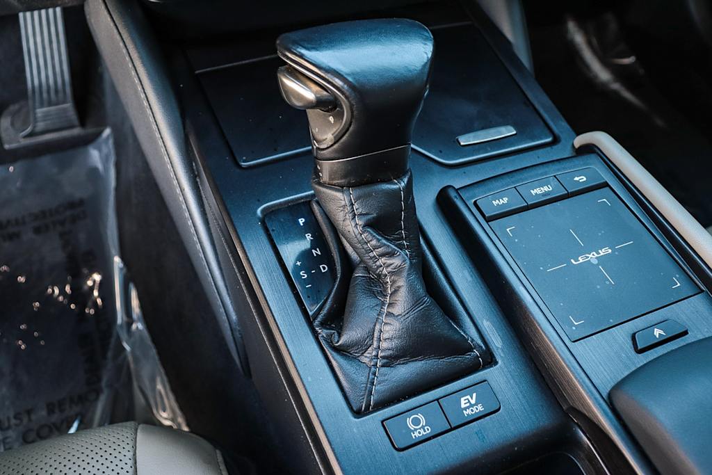 Thumbnail: 2021 Lexus ES - 16