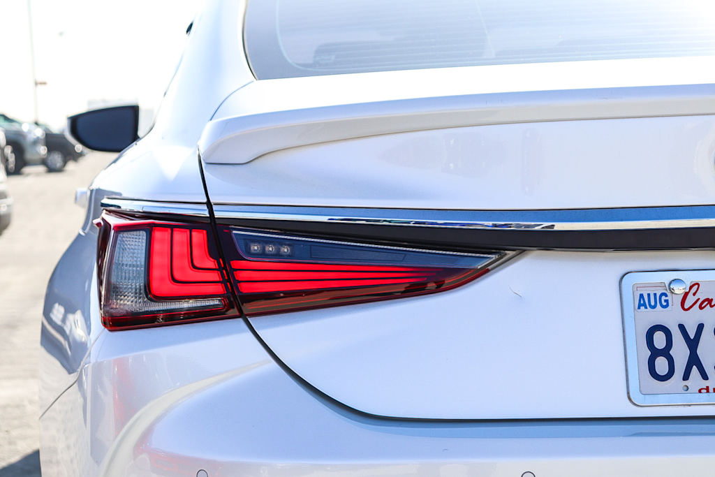 Thumbnail: 2021 Lexus ES - 25