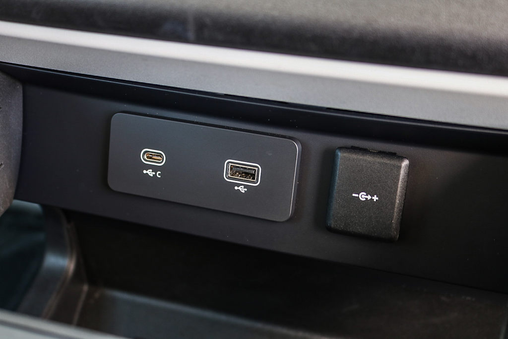 Thumbnail: 2023 Land Rover Defender - 27