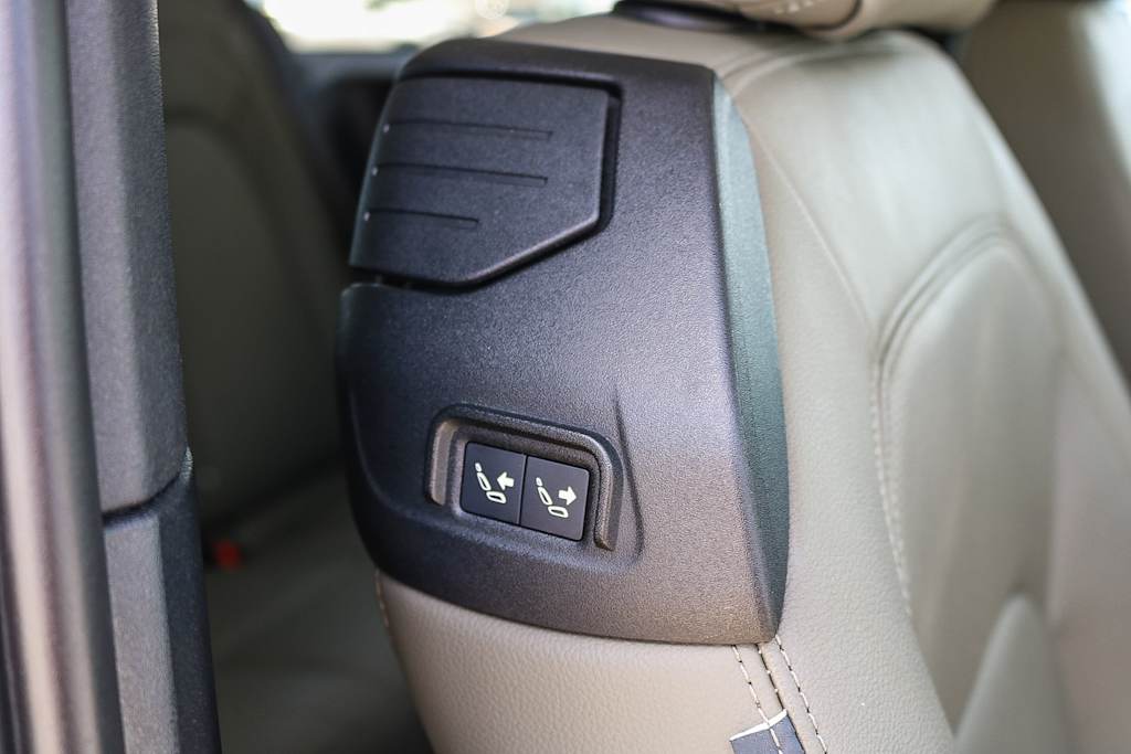 Thumbnail: 2023 Land Rover Defender - 28