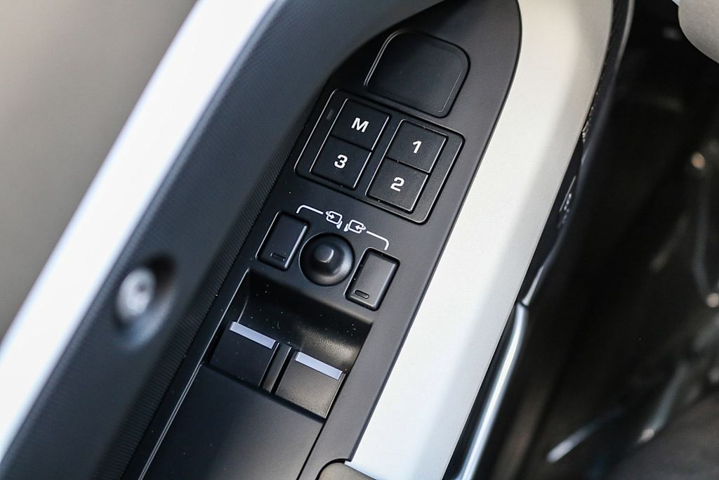 Thumbnail: 2023 Land Rover Defender - 36