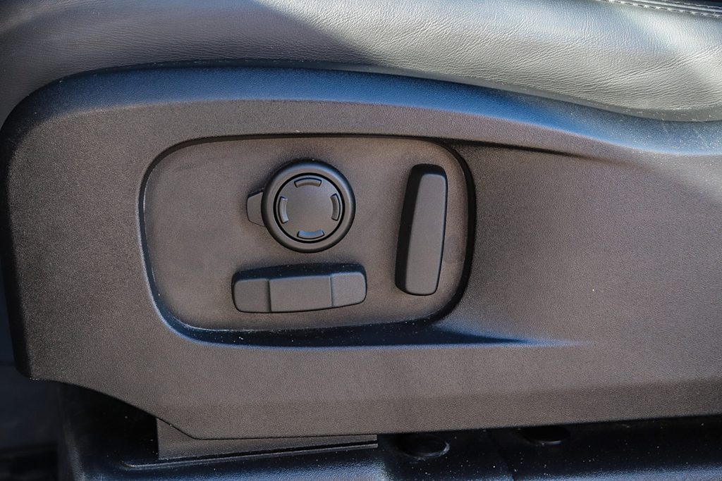 Thumbnail: 2023 Land Rover Defender - 18