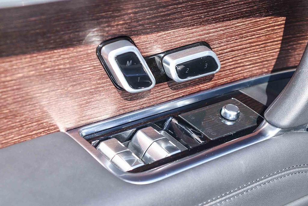Thumbnail: 2023 Land Rover Range Rover - 24