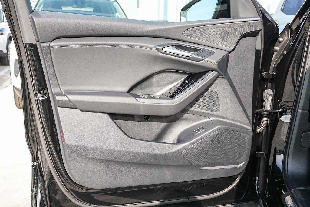 Thumbnail: 2025 Audi Q6 e-tron - 31