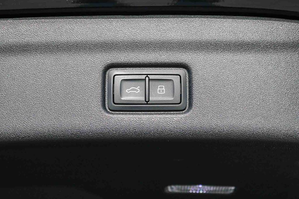 Thumbnail: 2025 Audi Q6 e-tron - 41