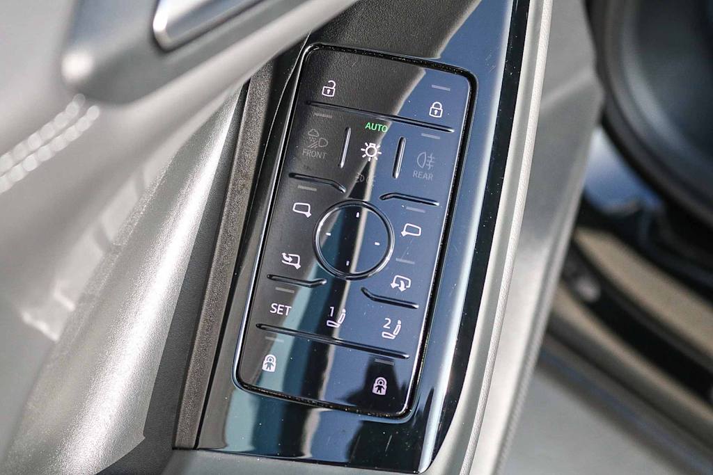 Thumbnail: 2025 Audi Q6 e-tron - 32