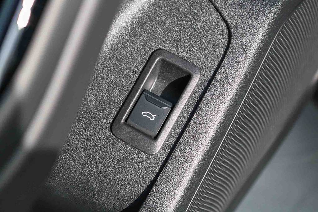 Thumbnail: 2025 Audi Q6 e-tron - 33