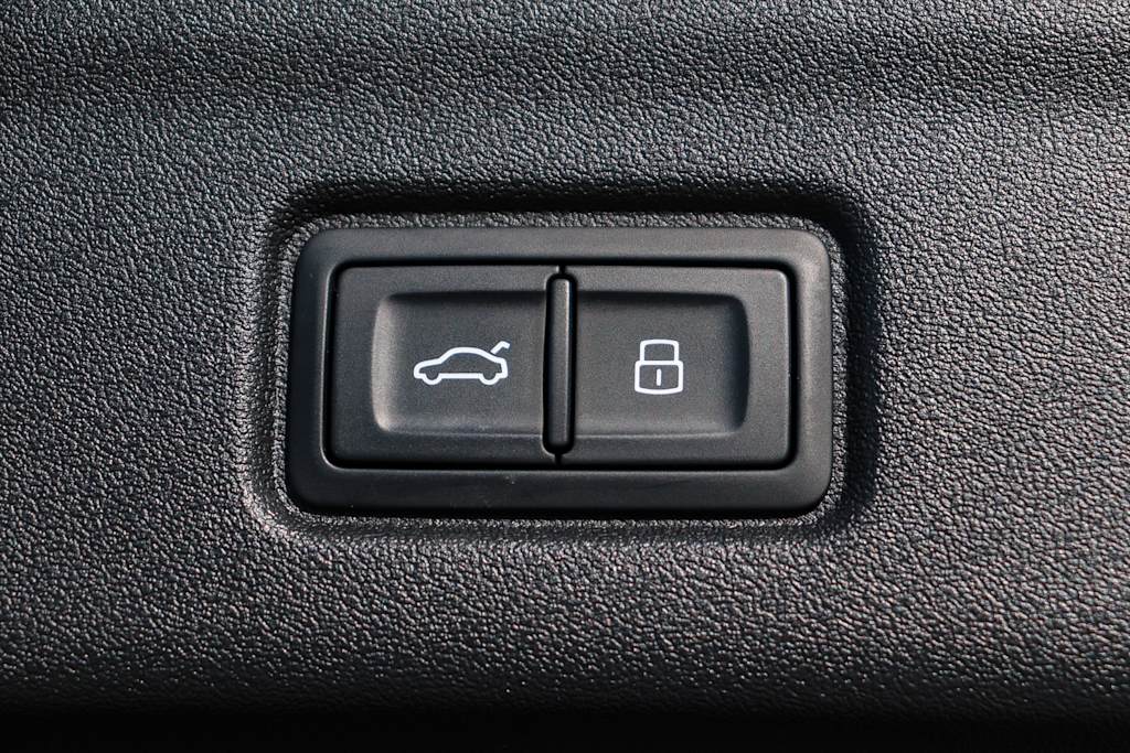 Thumbnail: 2025 Audi Q6 e-tron - 39