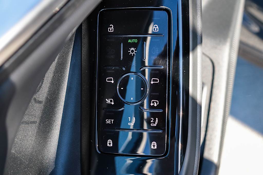 Thumbnail: 2025 Audi Q6 e-tron - 30