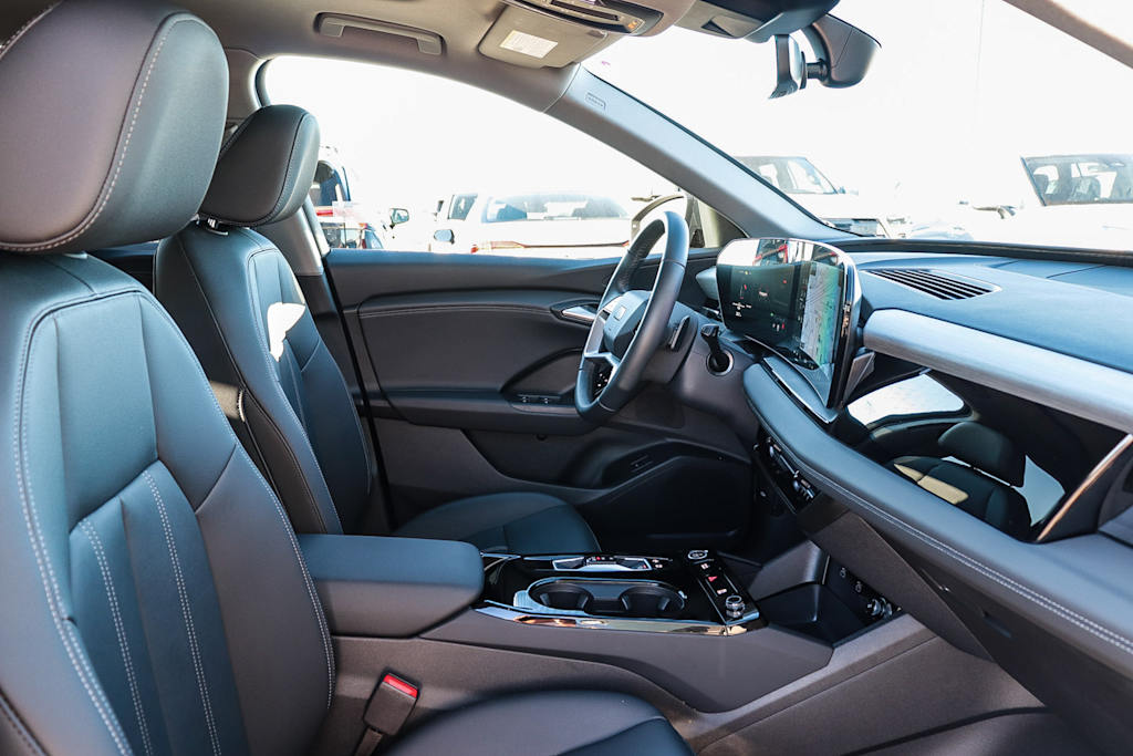 Thumbnail: 2025 Audi Q6 e-tron - 8